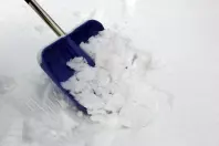 Schneeschaufel mit Wachs präparieren