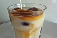 Kalte Milch mit Chai-Tee-Eiswürfeln