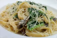 Linguine in cremiger Käse-Pilz-Spinat-Soße - vegetarisch