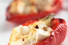 Paprika mit Schafskäse und Tomatensauce