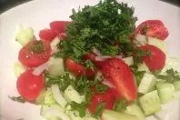 Frischer leckerer Gurken-Tomatensalat mit Petersilie
