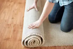 Klebebandreste vom Laminat entfernen