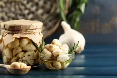 Knoblauch einlegen und haltbar machen