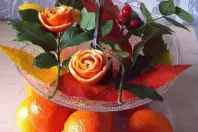 Herbstdeko mit Rosen aus Mandarinenschalen