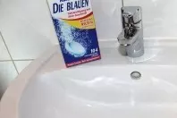 Emaille Waschbecken reinigen mit Gebissreiniger