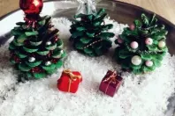 Deko Weihnachtsbäume aus Tannenzapfen