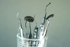 Dentalinstrumente vom Zahnarzt zum Ritzen reinigen und mehr