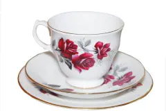 Etagere aus Sammeltassen zum Aufbewahren für Schmuck