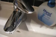Kalkflecken an Badarmaturen vermeiden
