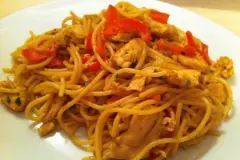 Gebratene Spaghetti mit Hühnerbrust - asiatisch