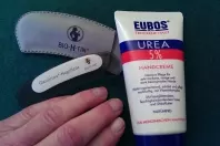 Fingerkuppen pflegen mit EUBOS Handcreme Urea 5%