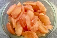 Grapefruit auf Vorrat schälen