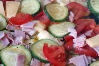 Schnelles Mittagessen mit Zucchini, Tomaten, Schinken & Käse