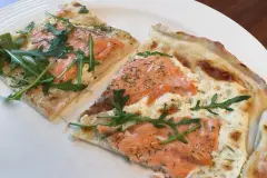 Flammkuchen mit frischem Lachs und Rucola