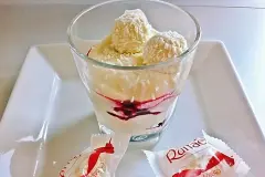 Leckere Raffaellocreme mit Beeren