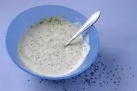 Power-Joghurt mit Kurkuma, Weizenkeimen und Chia-Samen