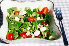 Feldsalat mit Mozzarella und Cocktailtomaten