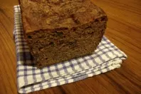 Dinkel-Karotten-Brot mit Buttermilch und Kernen