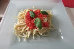 Geschmolzene Tomaten auf Trofie (ligurische Nudeln)