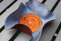 Upcycling: Eine Schale aus Schallplatte machen