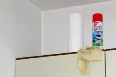 Alte Fettschichten mit Backofenspray entfernen