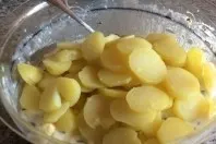 Gleichmäßige Kartoffelscheiben für den Kartoffelsalat