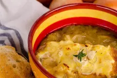 Zwiebelsuppe mit Käse