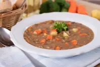 Linsensuppe mit braunen Tellerlinsen - vegan