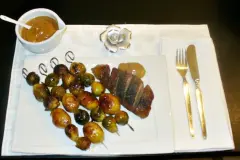 Cranberry-Entenbrust mit geschmorten Rosenkohl-Kartoffel-Spie&szlig;en