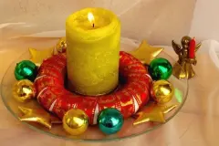 Adventsdeko mit umwickeltem Kranz, Kugeln und Sternen