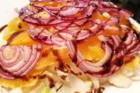 Chicoree-Orangen Salat mit roten Zwiebeln