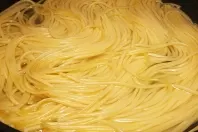 Spaghetti in der Pfanne kochen