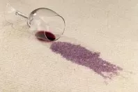 Rotwein aus Teppichboden leicht entfernen - wirkt immer!