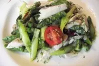 Lauwarmer Salat vom grünen Spargel mit geräucherte Forelle