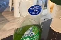 Schmutzige Spülmittelflasche in der Küche vermeiden