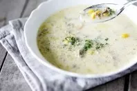 Das Leintuch unter dem Teller wertet das Foto der Suppe stark auf.