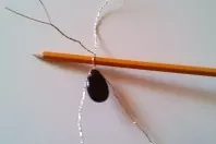 Schlaufe für die Kette mithilfe eines Bleistifts herstellen.