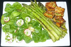 Spinatsalat mit Spargel und gef&uuml;llten Tofuw&uuml;rfeln