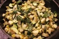 Gemüsepfanne mit Kohlrabi, Zucchini und Apfel