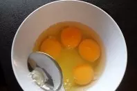 Hahnentritt sparsam aus rohen Eiern entfernen