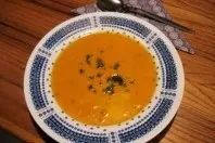 Kürbis-Karotten-Cremesuppe mit Hackfleisch