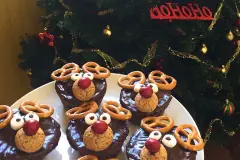 Süße Rentiermuffins mit Frischkäse-Erdnussfüllung