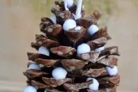 Baumschmuck: Pinienzapfen mit Schneeflöckchen