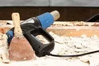 Mehrere Schichten Lack von Holz entfernen
