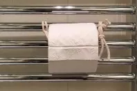 Toilettenpapier-Halter im kleinen Bad