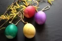 Deko-Ostereier mit Färbetabletten färben