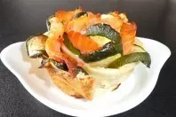 Blätterteig-Blumen mit Lachs-Zucchini- oder Salami-Käse-Füllung