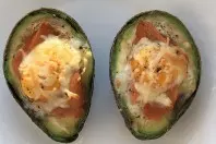 Gefüllte Avocado mit Lachs und Ei aus dem Backofen