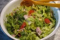 Ein sommerlich-leichter Gemüse-Schinken-Salat