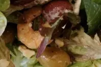 Pflücksalat mit Garnelen, Oliven und Hüttenkäse-Dressing